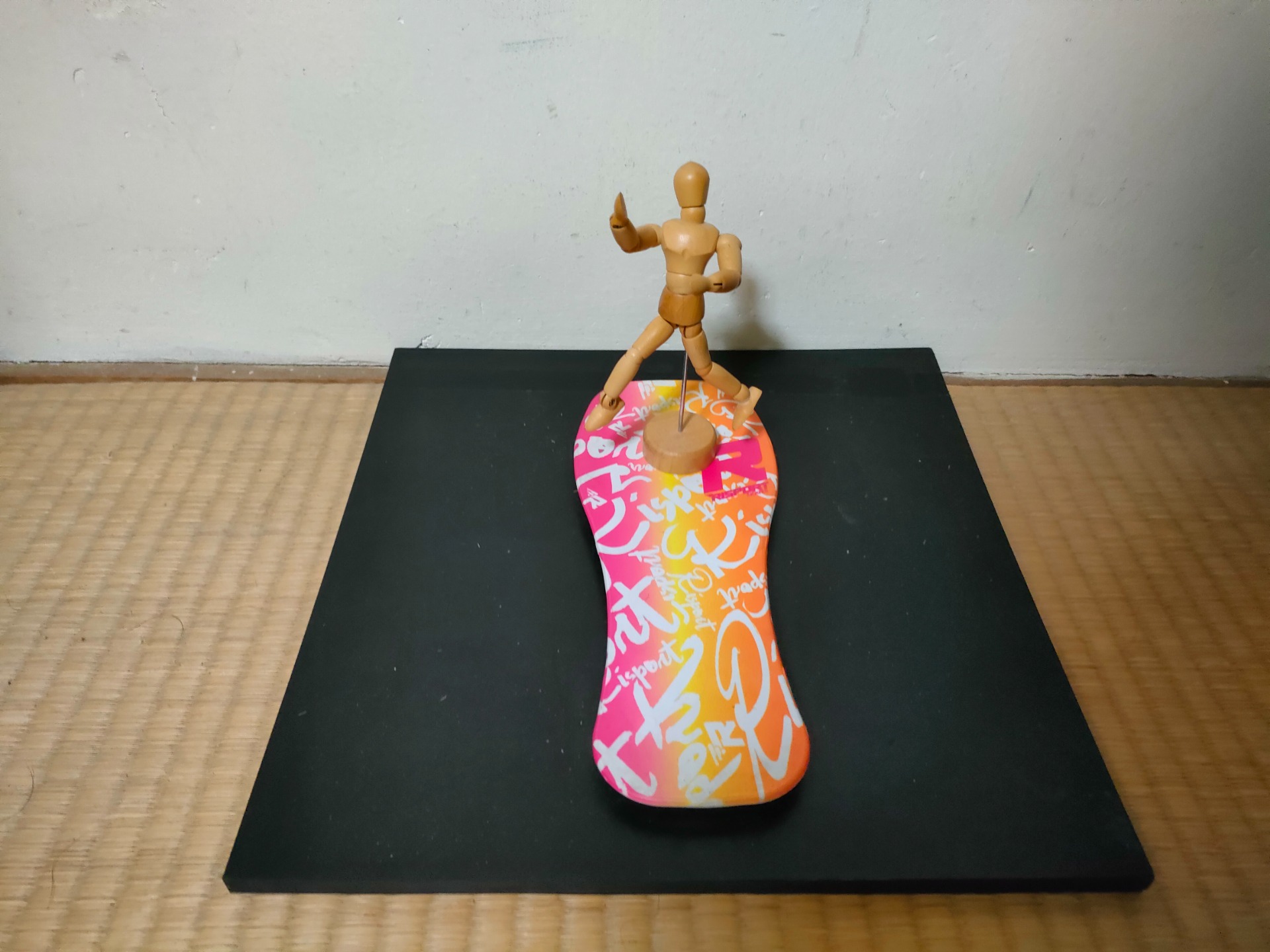 ゴム板の上に乗せたスピントレーナーと人形