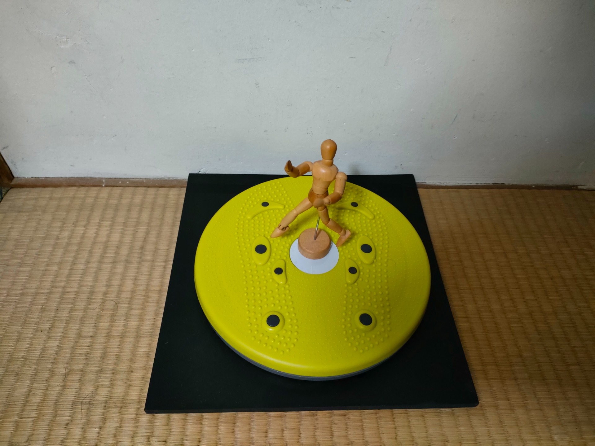 ゴム板の上に乗せたスピントレーナーと人形